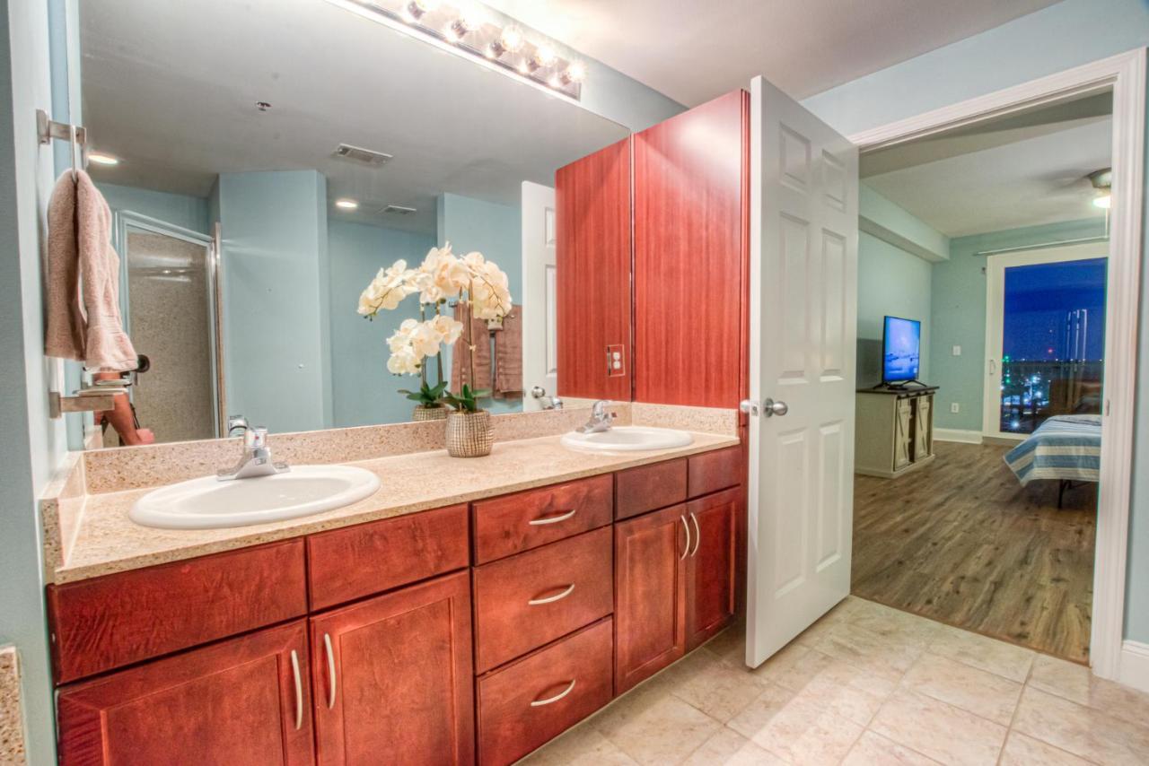 Holiday home Laketown Wharf 1238 - Brand New End Unit With Wrap Around Balcony *