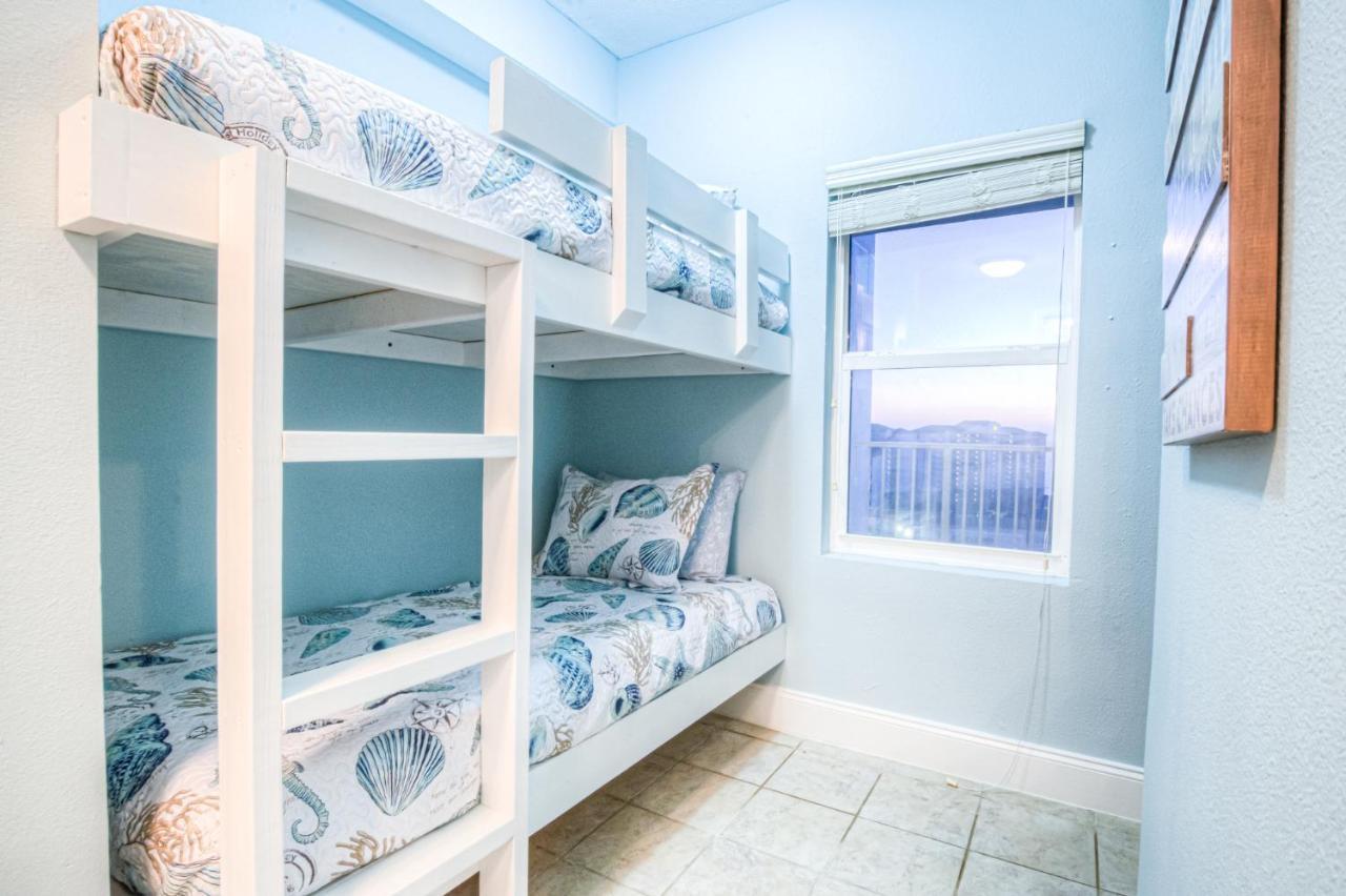 Holiday home Laketown Wharf 1238 - Brand New End Unit With Wrap Around Balcony *