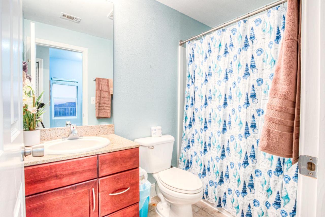Holiday home Laketown Wharf 1238 - Brand New End Unit With Wrap Around Balcony