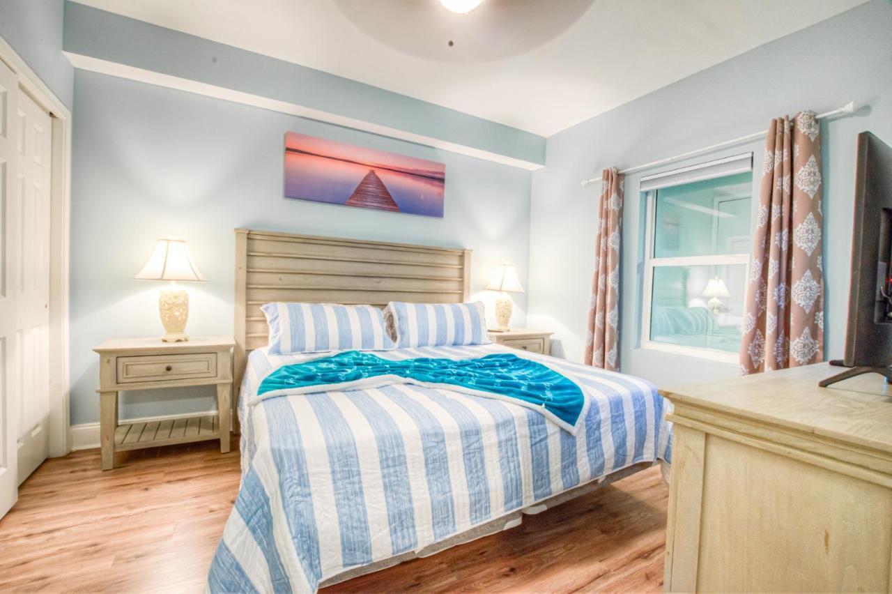 Laketown Wharf 1238 - Brand New End Unit With Wrap Around Balcony *