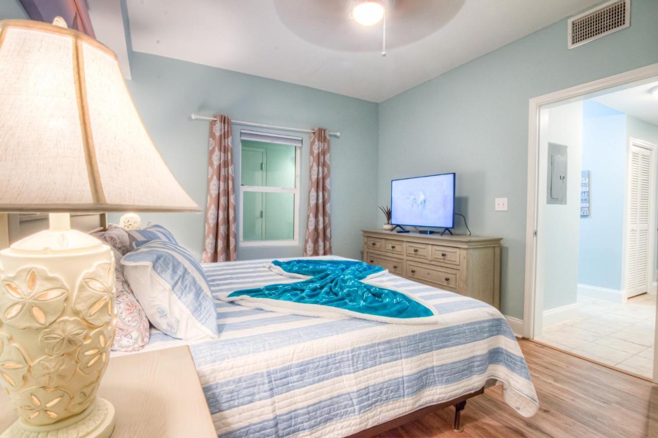 Laketown Wharf 1238 - Brand New End Unit With Wrap Around Balcony *