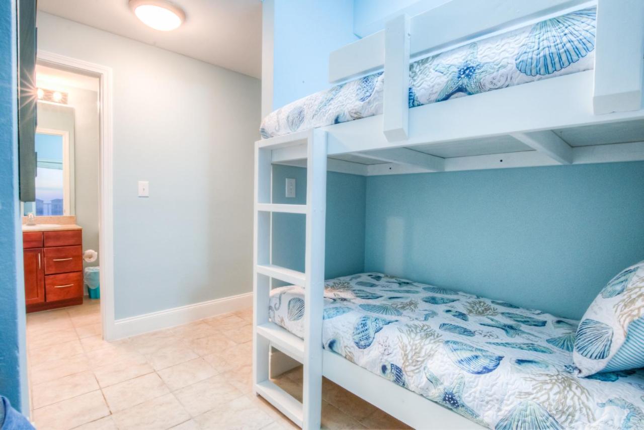 Laketown Wharf 1238 - Brand New End Unit With Wrap Around Balcony Holiday home *
